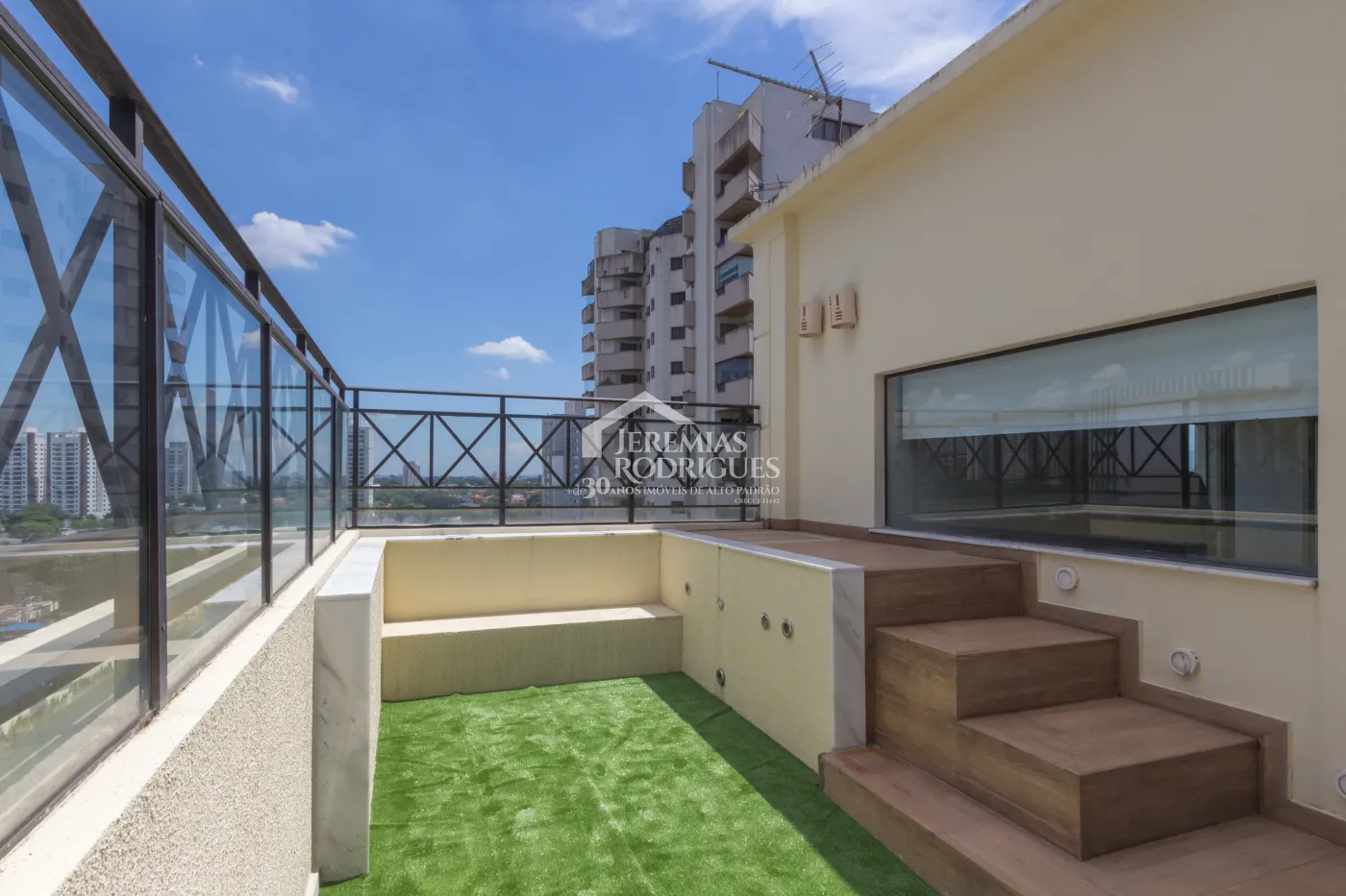Apartamento à venda com 3 suítes, 274 m² no Edifício Milão em Taubaté/SP.
