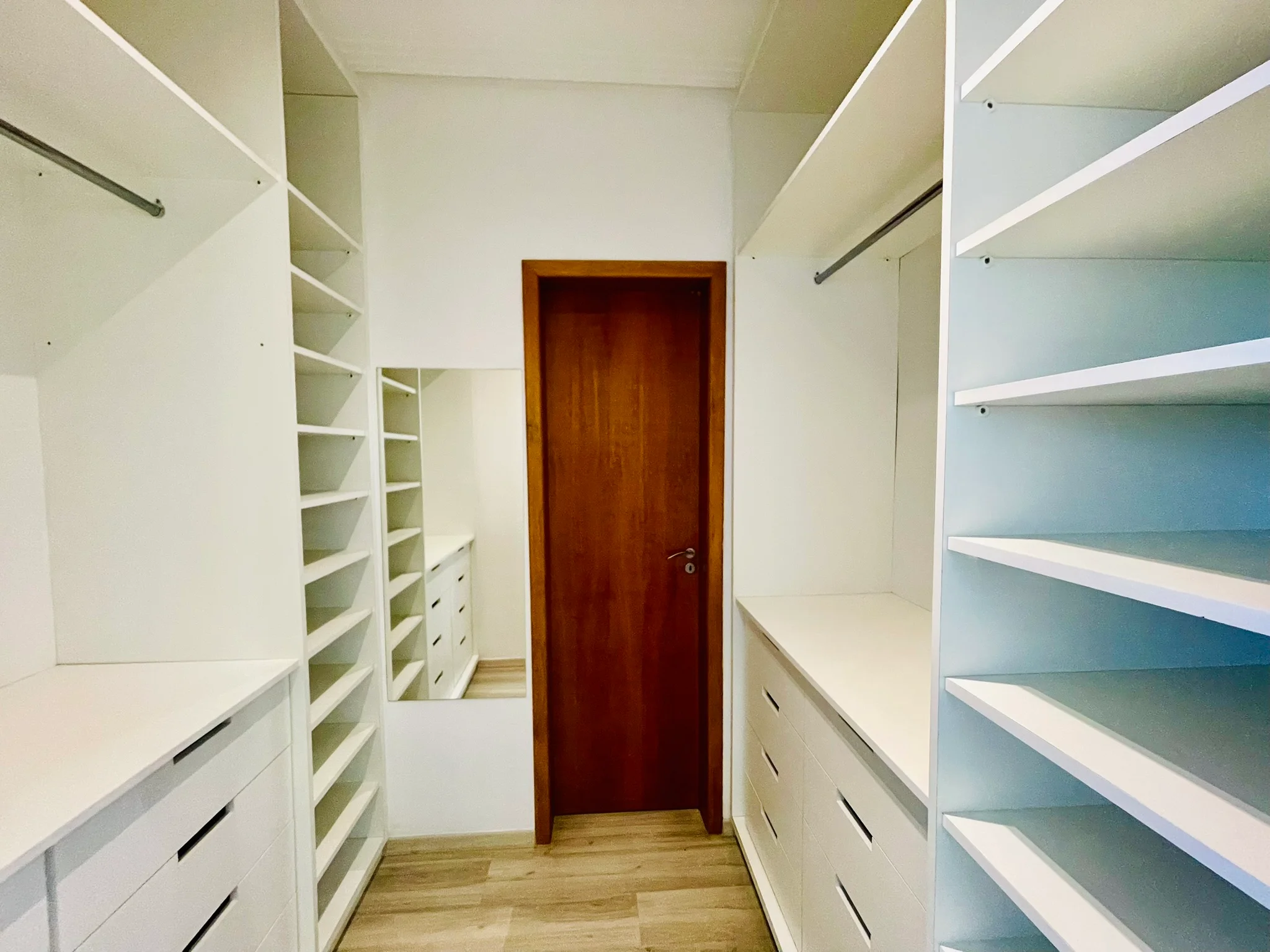 Casa à venda com 4 dormitórios no Condomínio Campos do Conde III em Tremembé/SP. 