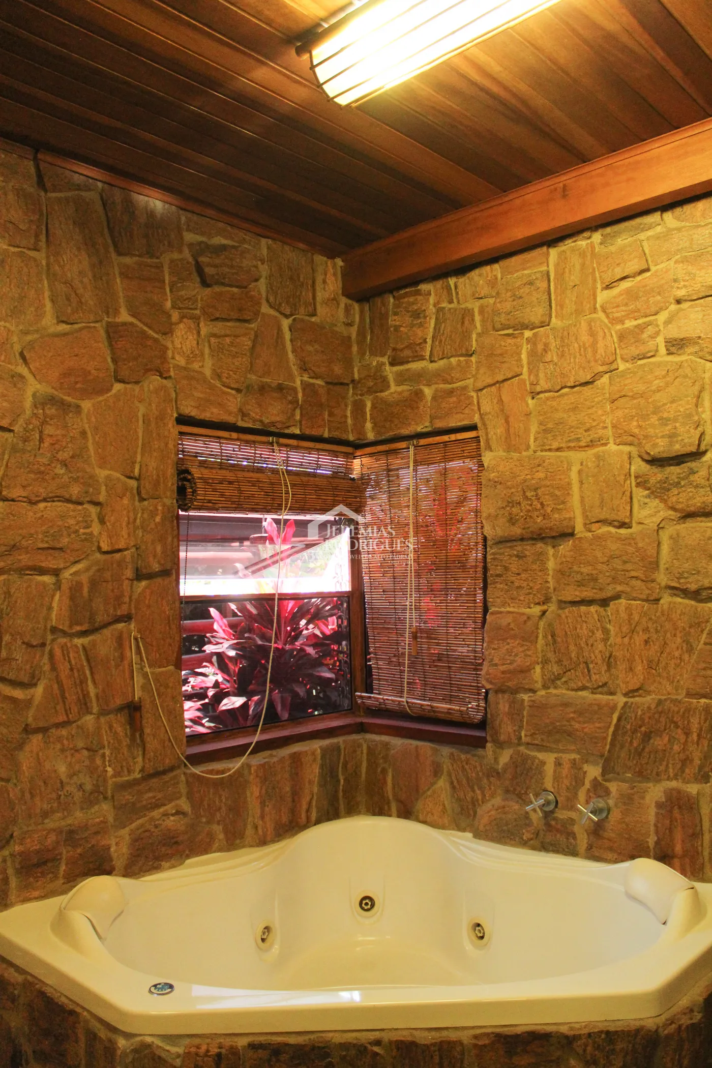 Casa para venda e locação com 5 dormitórios no Condomínio Taubaté Village em Taubaté/SP.