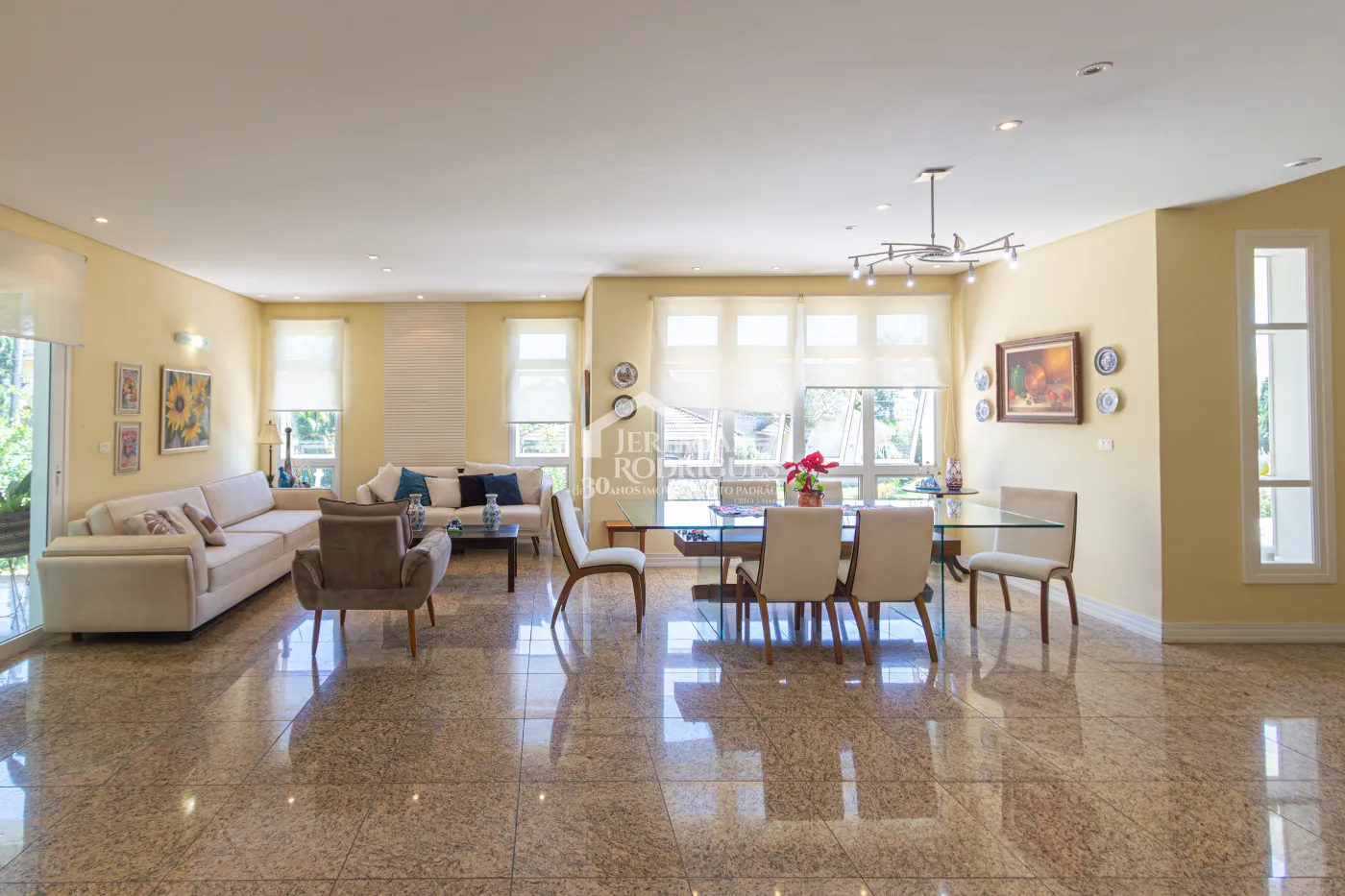 Casa para venda com 4 suítes no Condomínio Residencial dos Pinheiros em Caçapava/SP