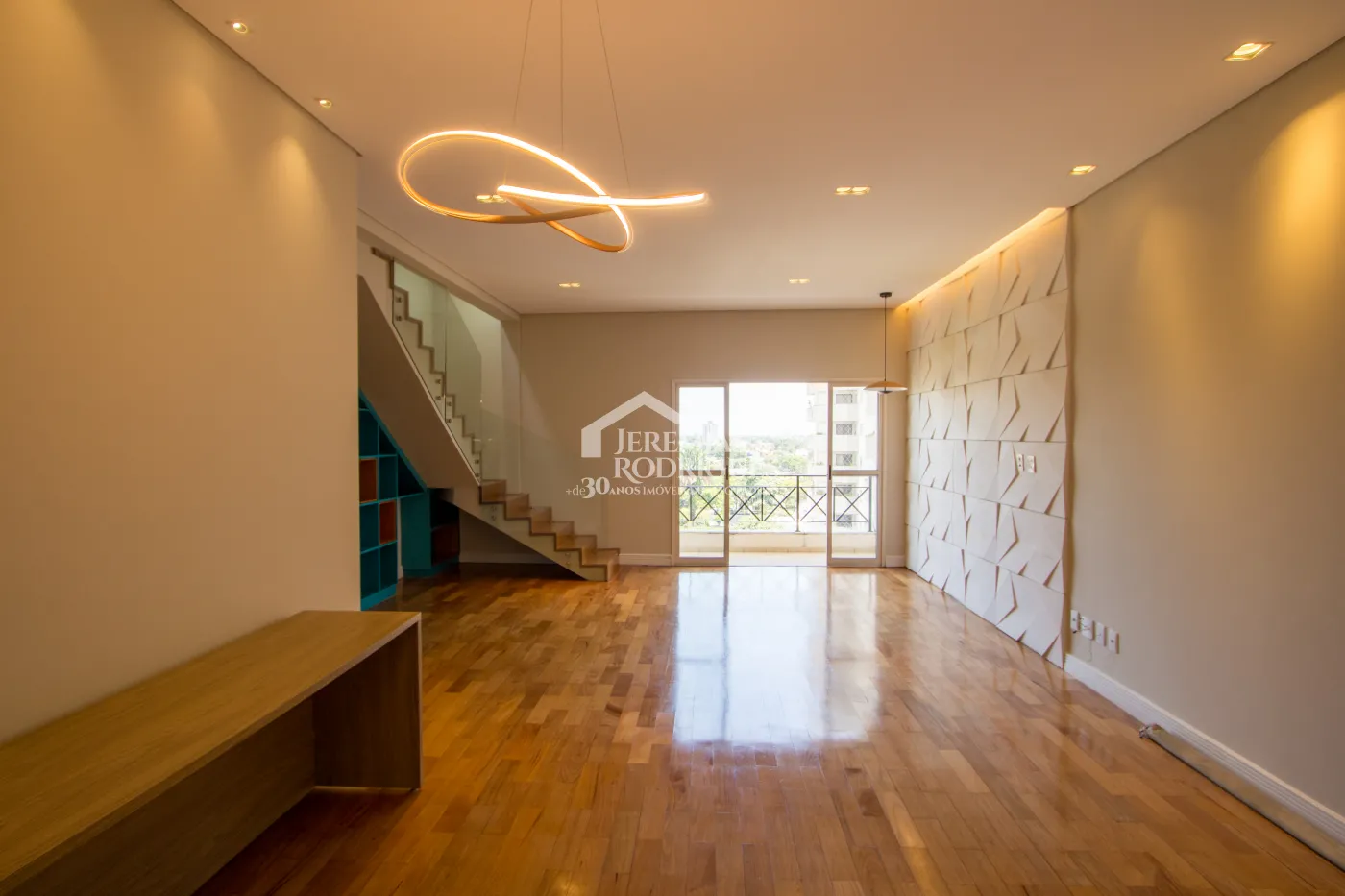 Apartamento à venda com 3 suítes, 274 m² no Edifício Milão em Taubaté/SP.