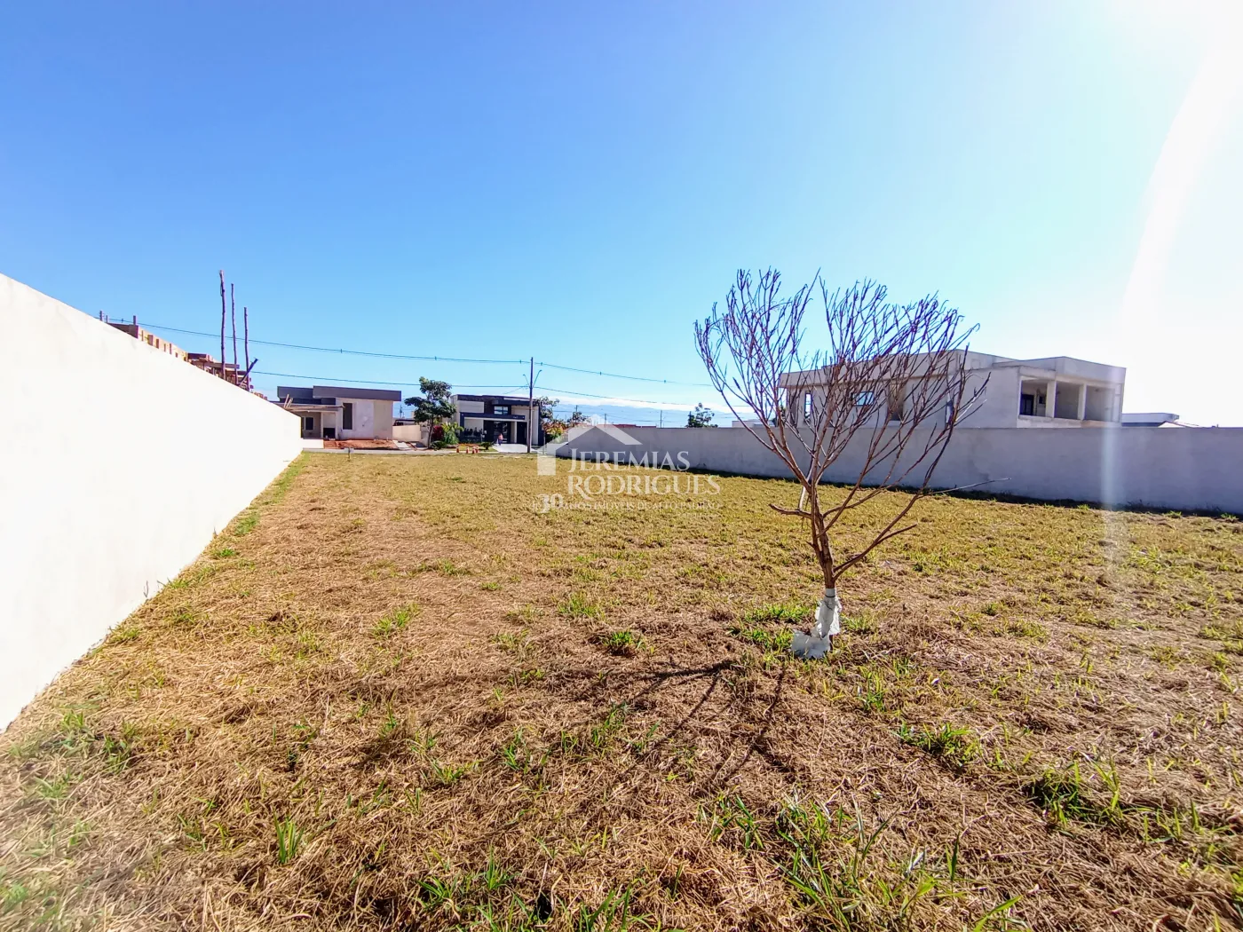 Terreno à venda com 1.044 m² no Condomínio Colonial Village II em Pindamonhangaba/SP.