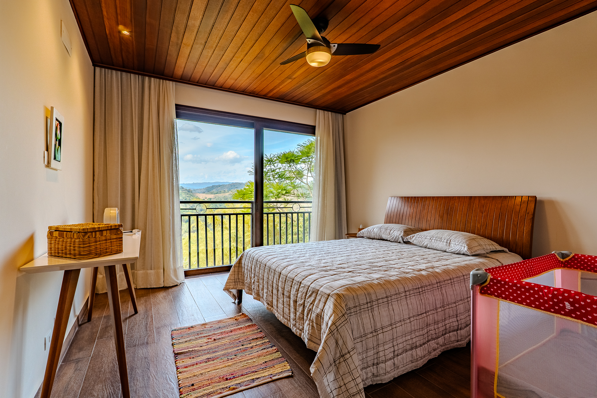 Casa à venda com com 5 suítes no Condomínio Country Club em Santo Antônio do Pinhal/SP. 