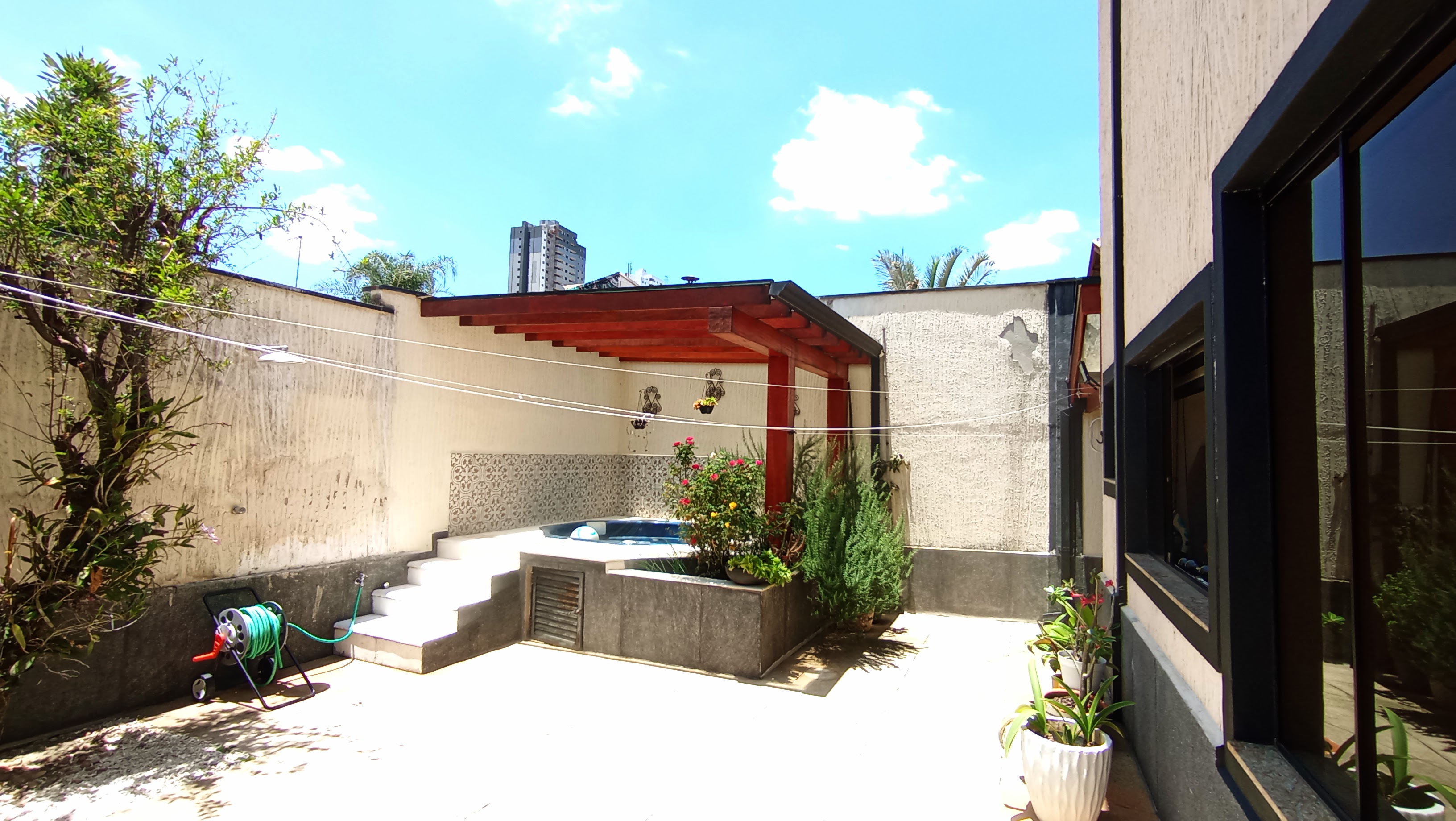 Casa à venda com 4 dormitórios no Condomínio Taubaté Village em Taubaté/SP.