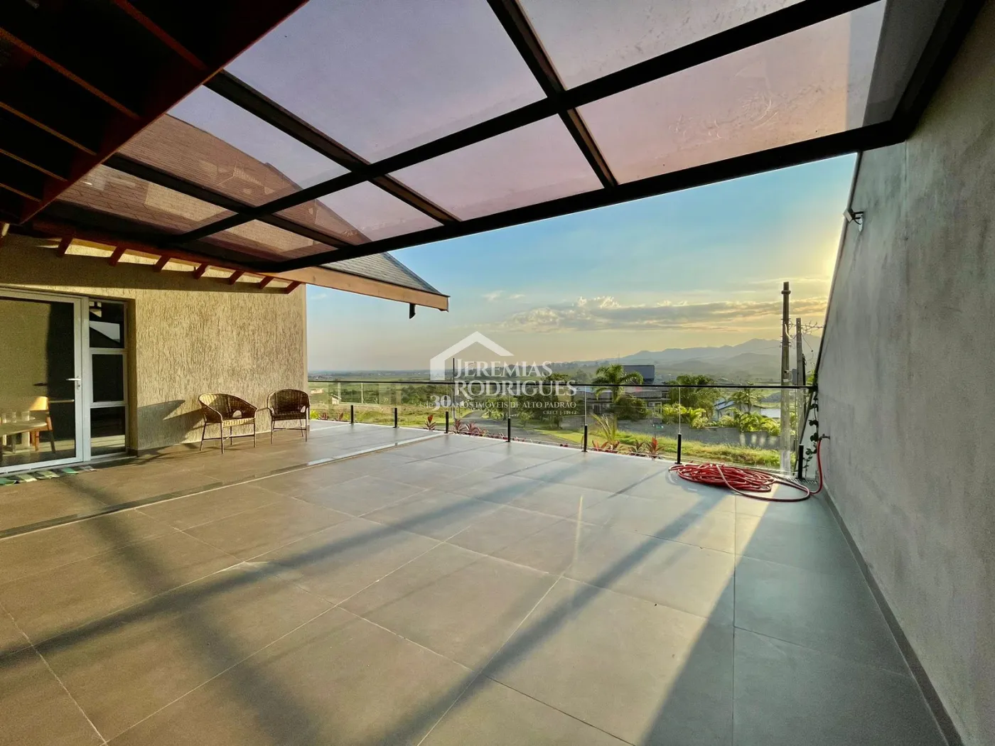 Casa à venda com 3 dormitórios no Condomínio Village da Serra em Tremembé/SP.