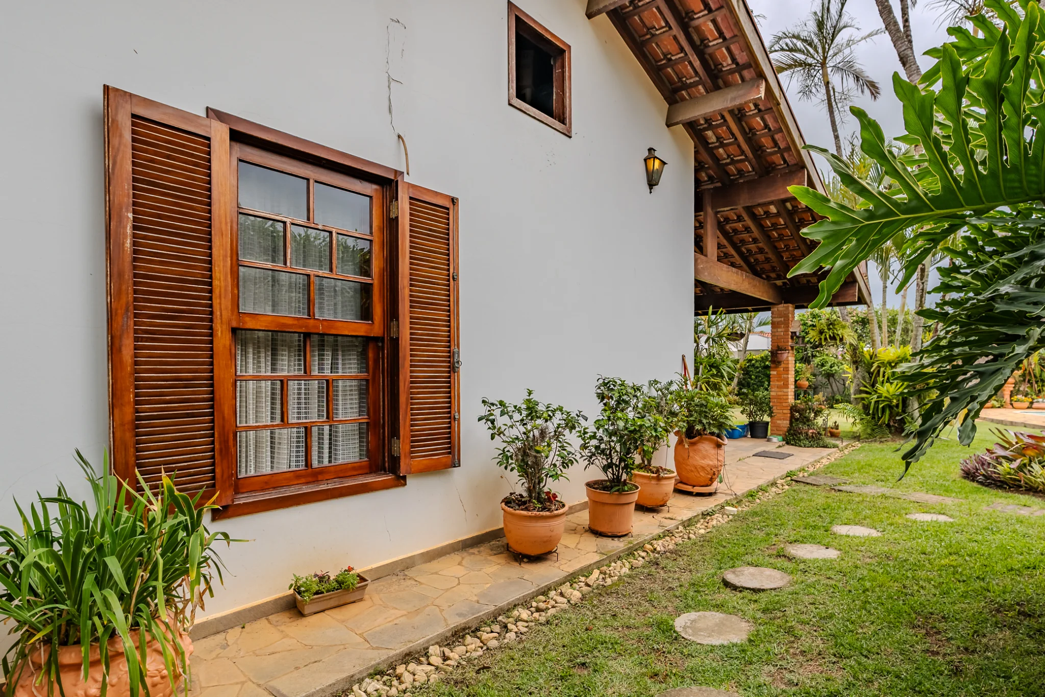Casa à venda com 4 dormitórios no Condomínio Village Paineiras em Pindamonhangaba/SP. 