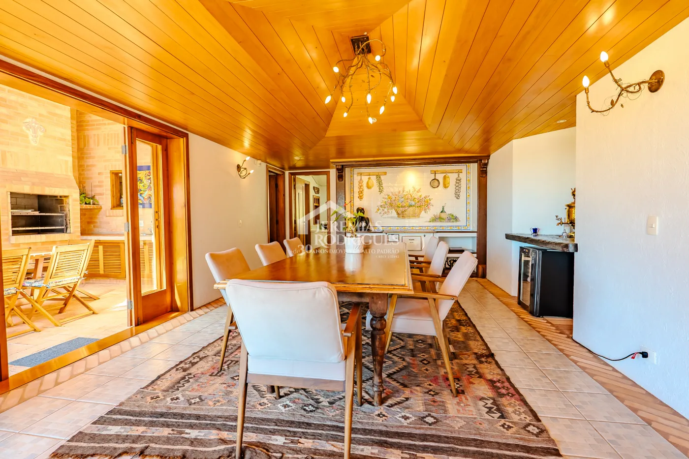 Mansão à venda com 7 suítes no Condomínio Vila Simonsen em Campos do Jordão/SP.