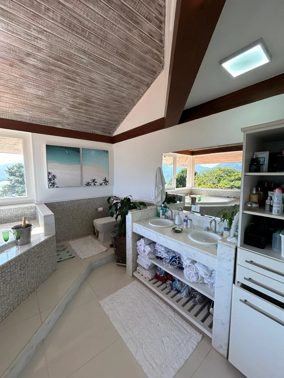 Casa á venda com 4 dormitórios no Condomínio Alto da Praia Vermelha em Ubatuba/SP.