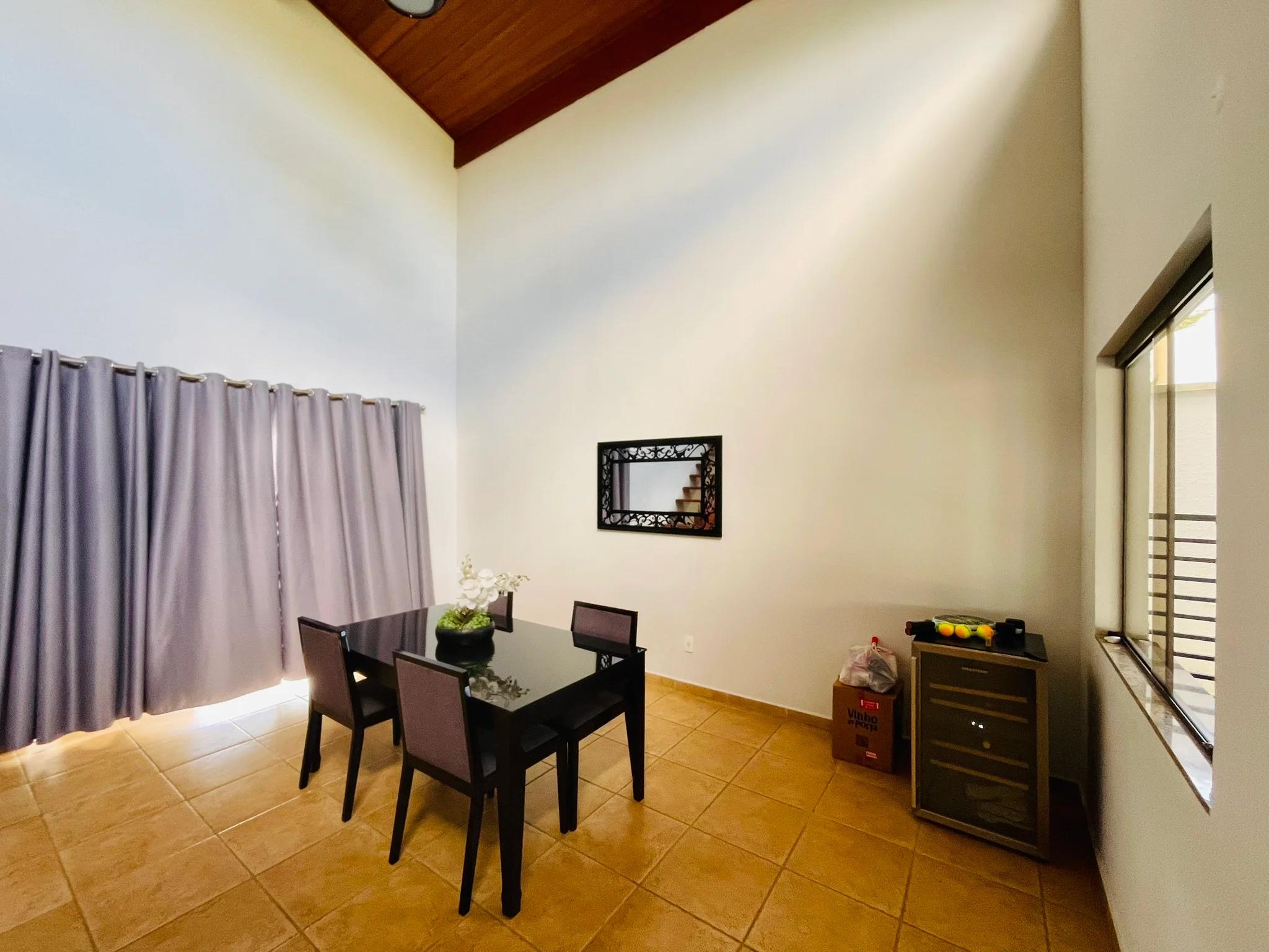 Casa à venda com 4 dormitórios no Condomínio Colonial Village I em Pindamonhangaba/SP. 