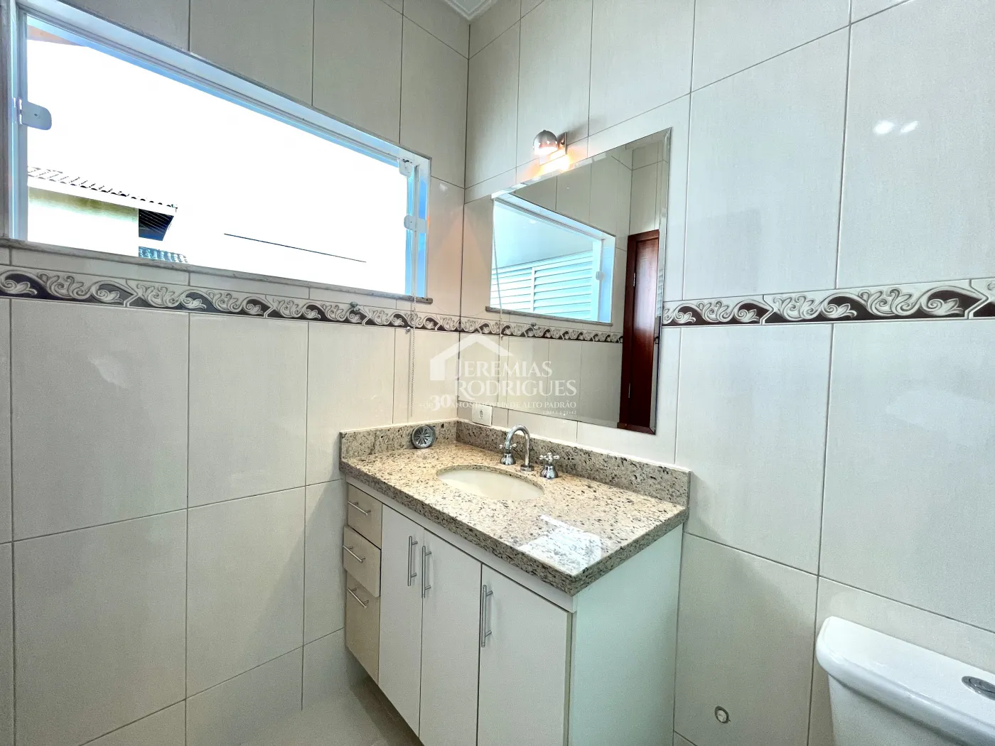 Casa para locação com 3 suítes no Condomínio Campos do Conde III em Tremembé/SP. 