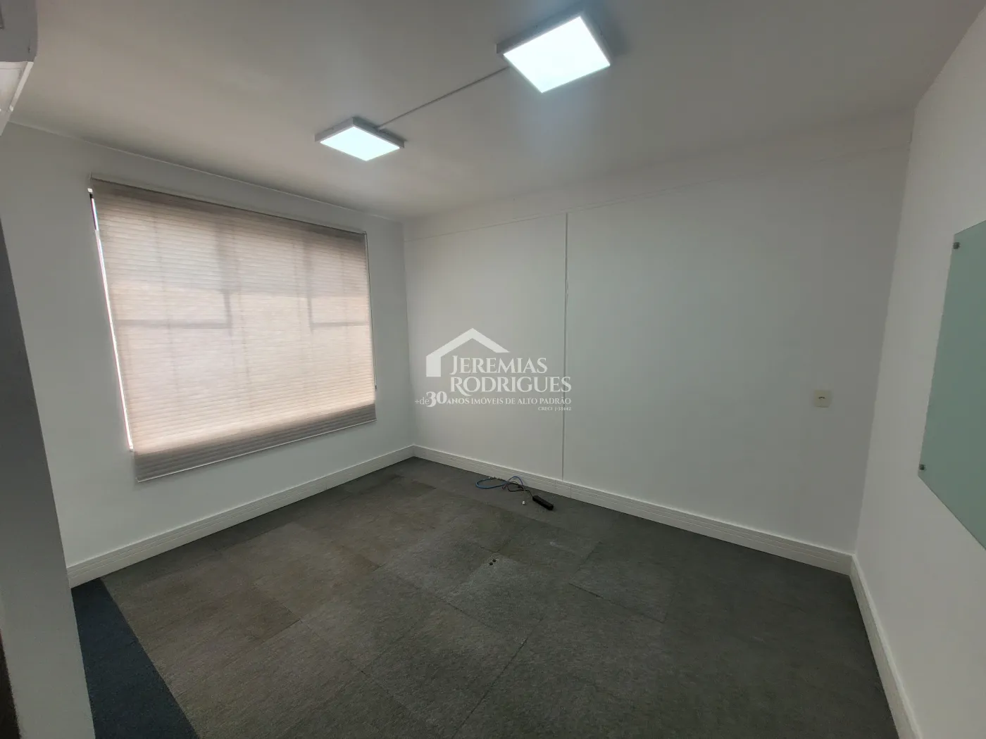 Três salas comerciais com 300 m² no Edifício Village Coworking em Pindamonhangaba/SP.