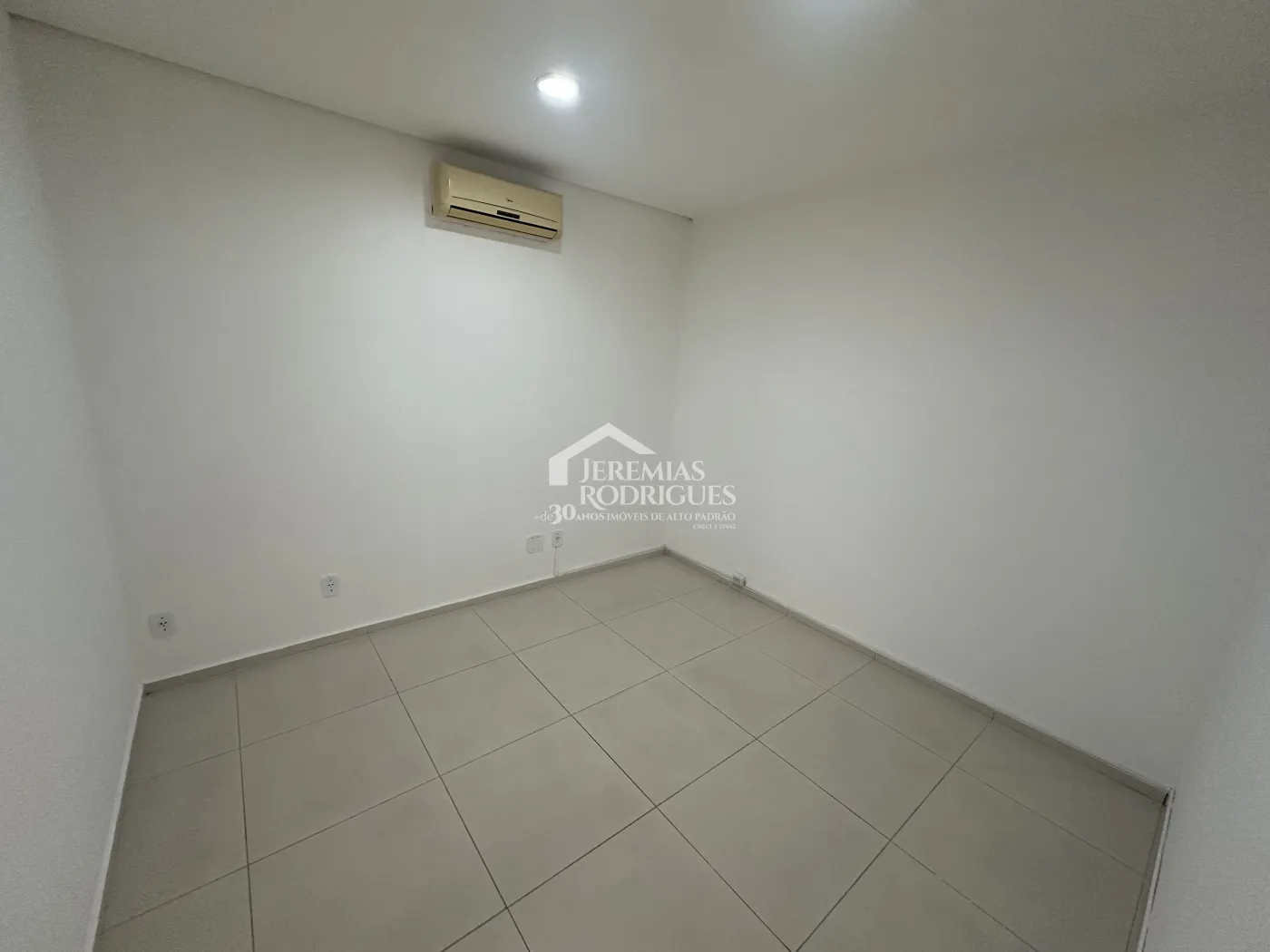 Prédio Comercial com 470 m² no Centro em Pindamonhangaba/SP