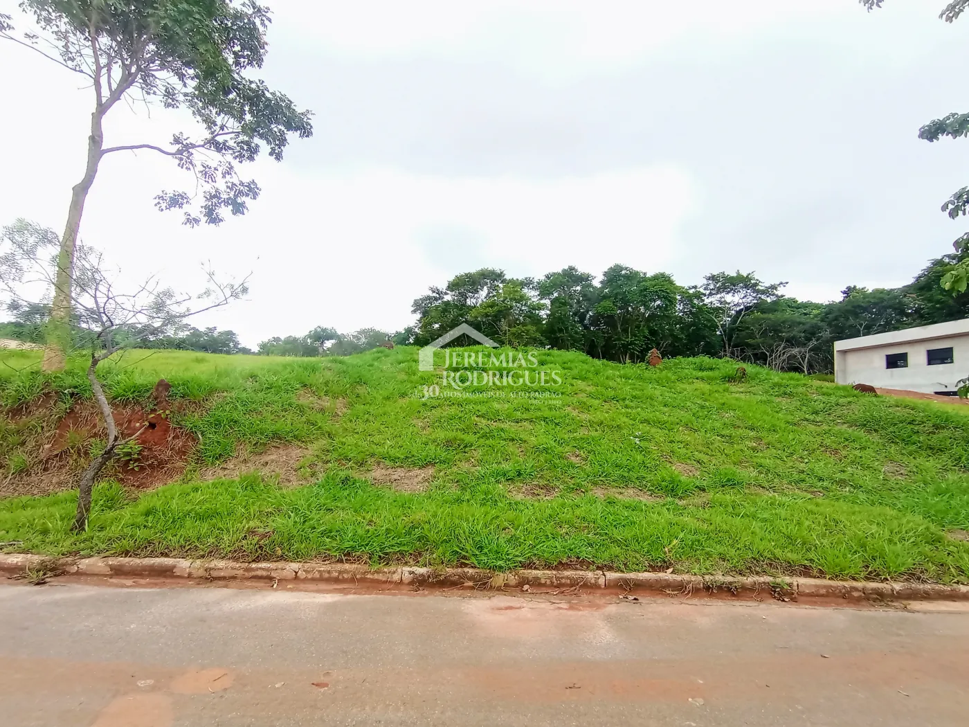 Terreno à venda com 990 m² no Condomínio Altos do Cataguá em Taubaté/SP.