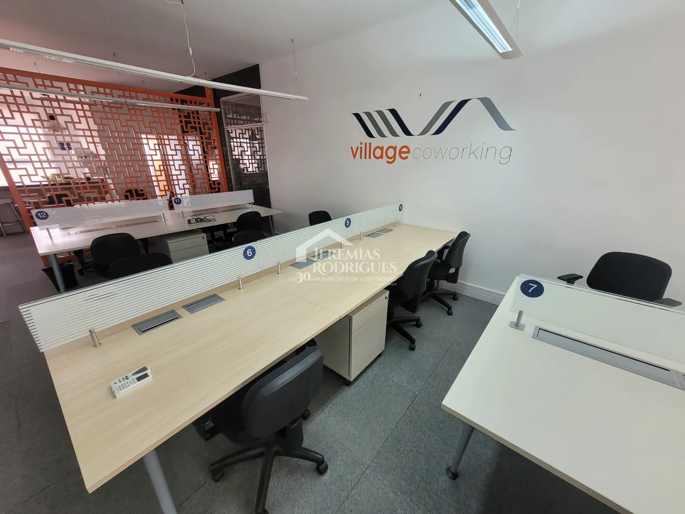Três salas comerciais com 300 m² no Edifício Village Coworking em Pindamonhangaba/SP.