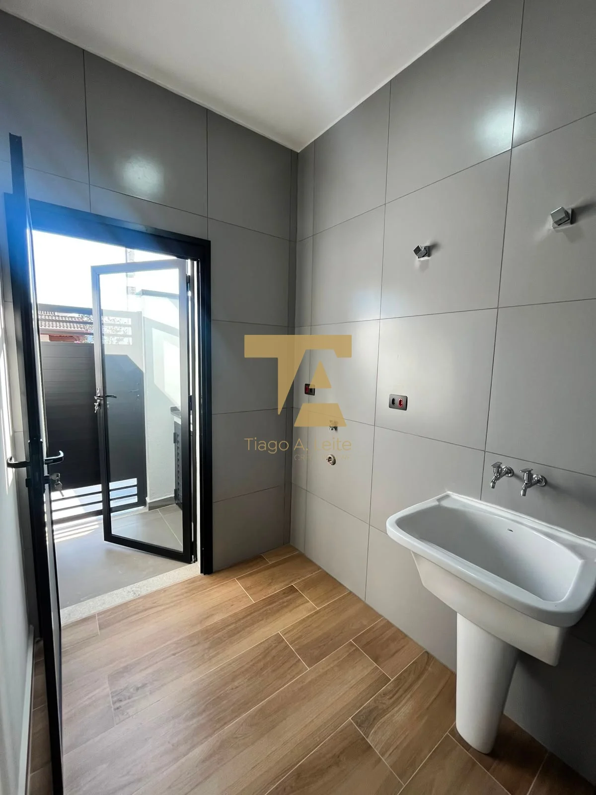 Casa nova térrea no Condomínio Laguna, Pindamonhangaba. São 150m² de área construída, 3 dorms (1 suíte) e área gourmet