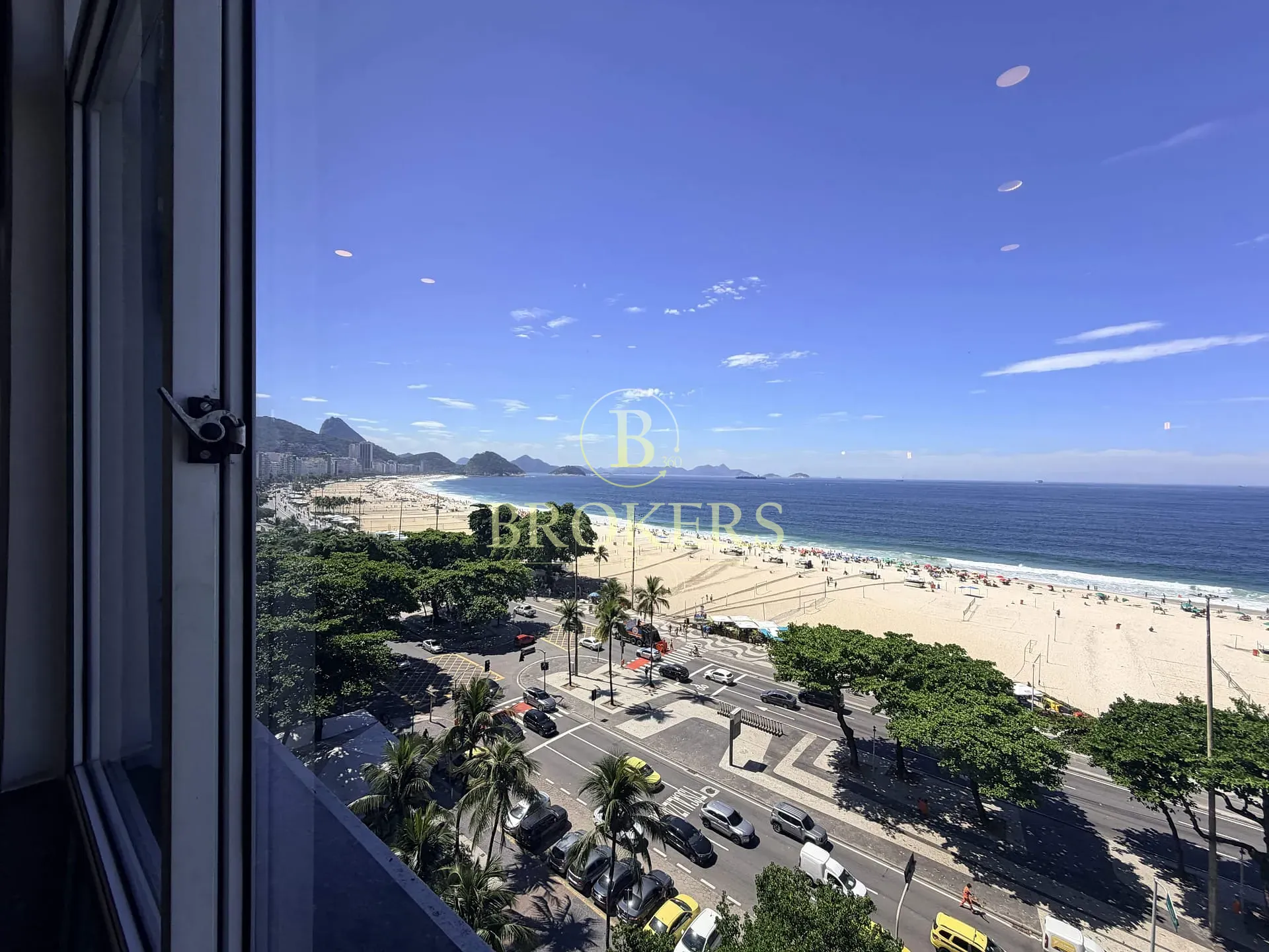 Frente mar em Copacabana: apartamento à venda de 2 quartos, andar alto com vista panorâmica, alto p