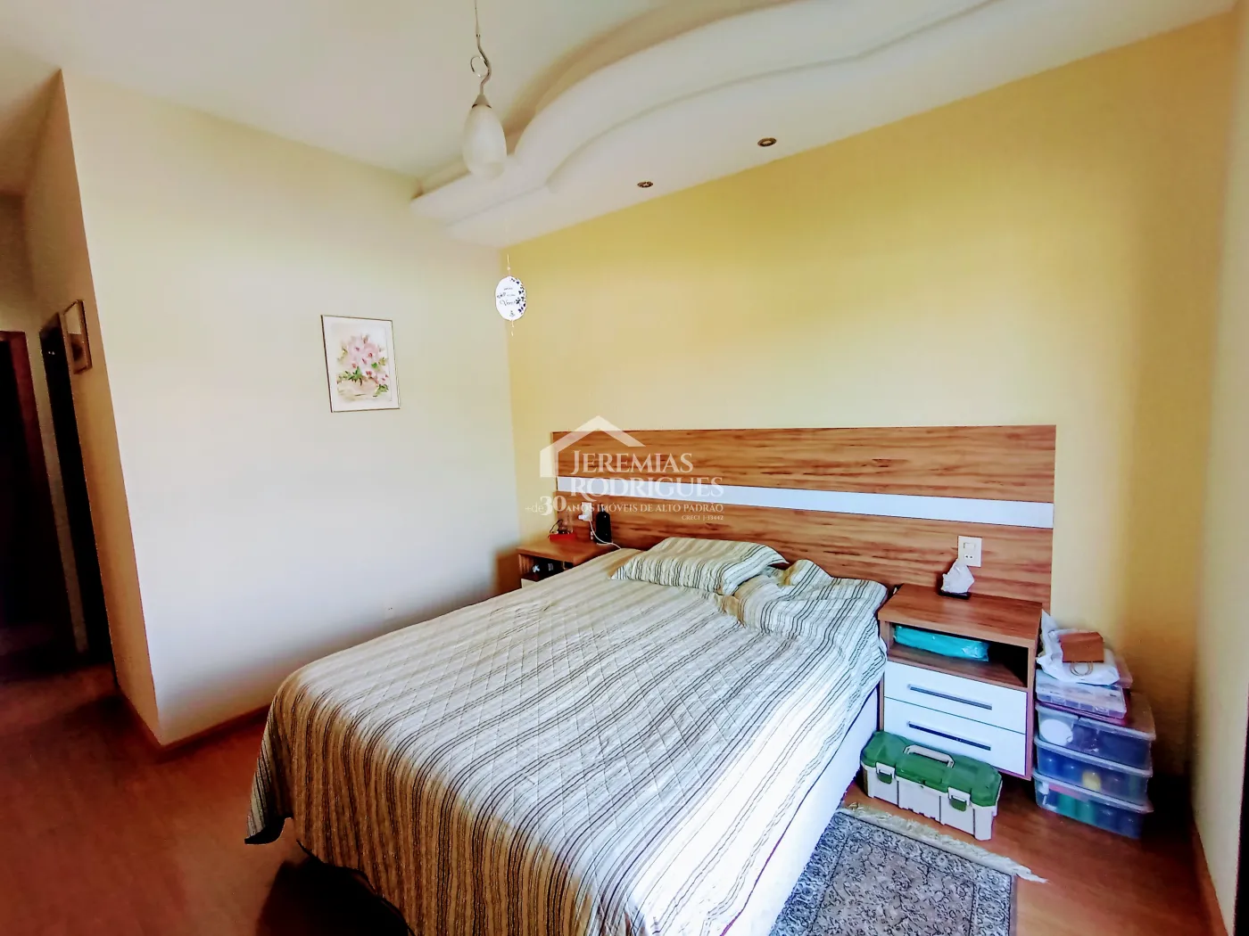 Casa assobradada à venda com 3 suítes no Condomínio Fortaleza em Taubaté/SP.