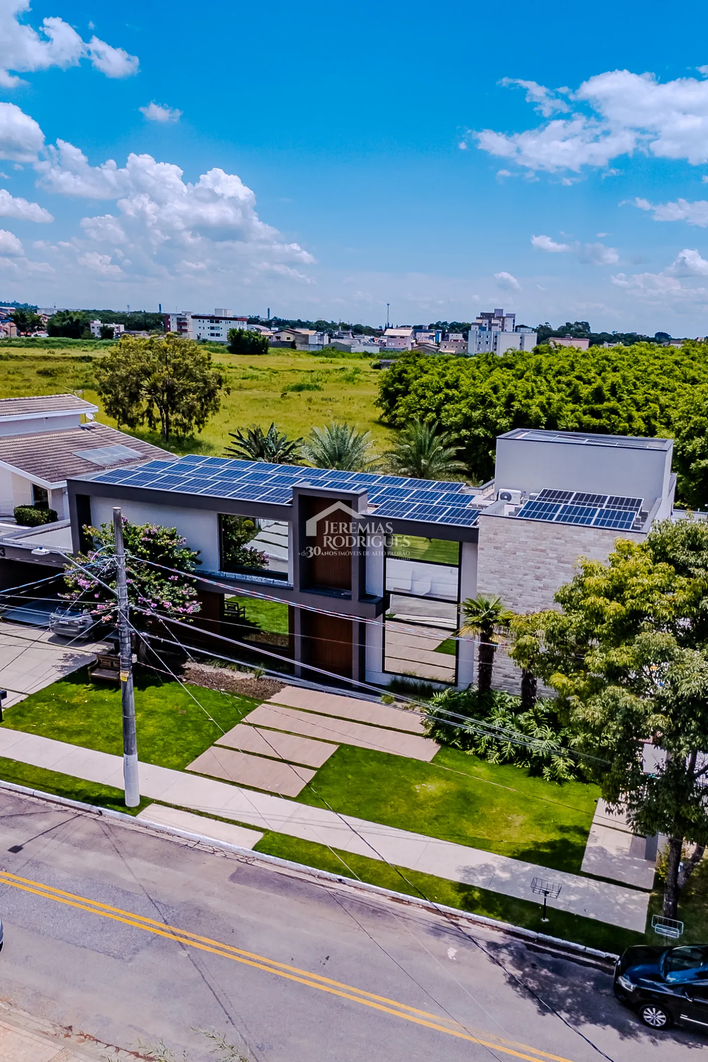 Casa à venda com 4 suítes no Condomínio Taubaté Village em Taubaté/SP.