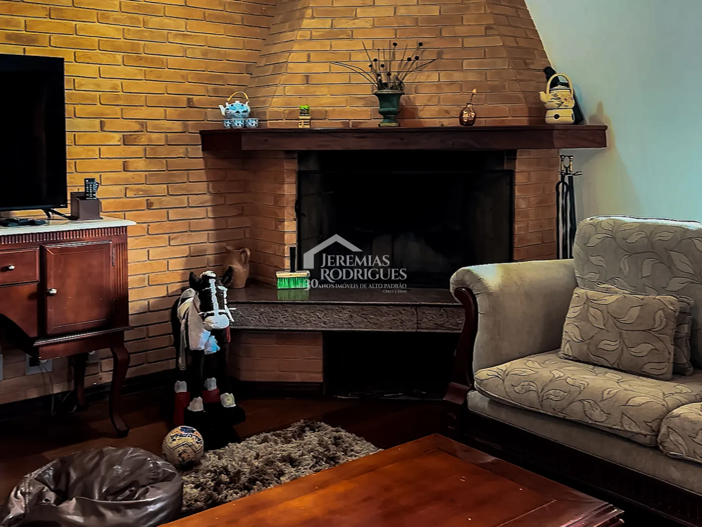 Casa à venda com 5 dormitórios no Condomínio Residencial Gran Ville em Campos do Jordão/SP.