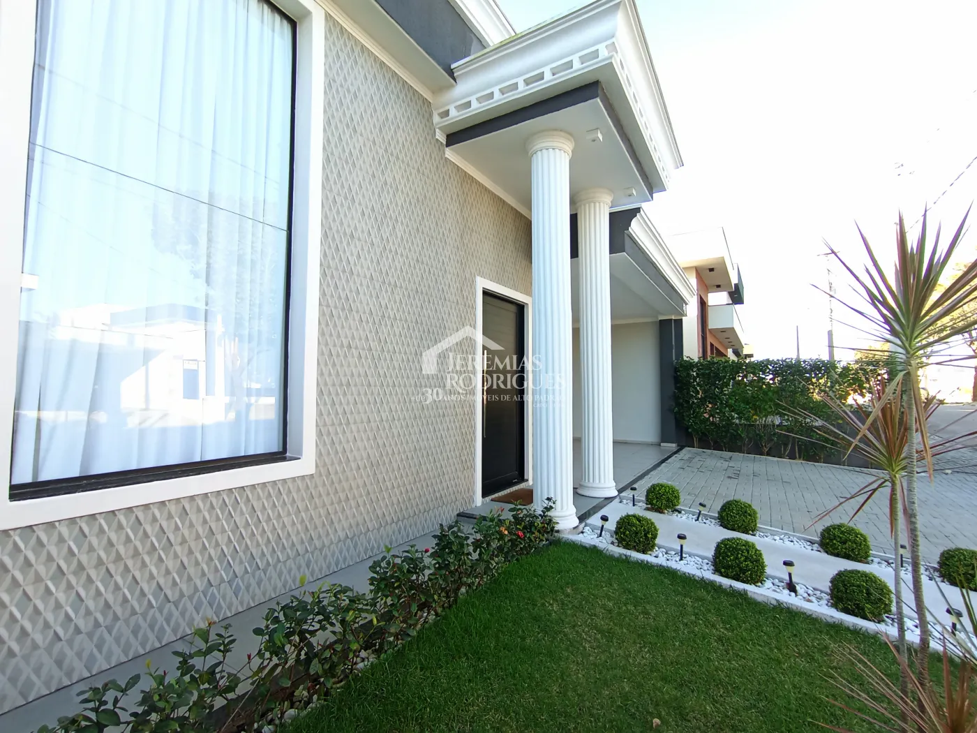 Casa à venda com 3 dormitórios no Condomínio Terras do Vale em Caçapava/SP.