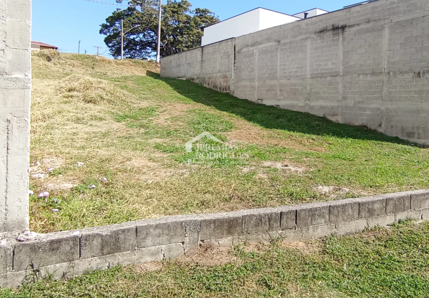 Terreno à venda com 332 m² no Condomínio Parque das Araucárias, em Tremembé/SP.
