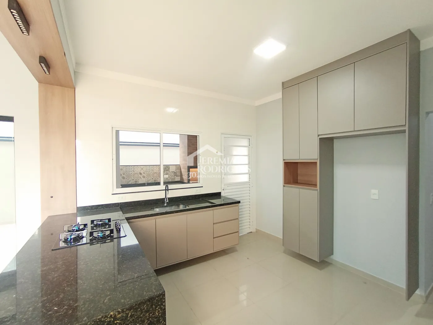 Casa à venda com 3 dormitórios no Condomínio Morada do Visconde em Tremembé/SP.