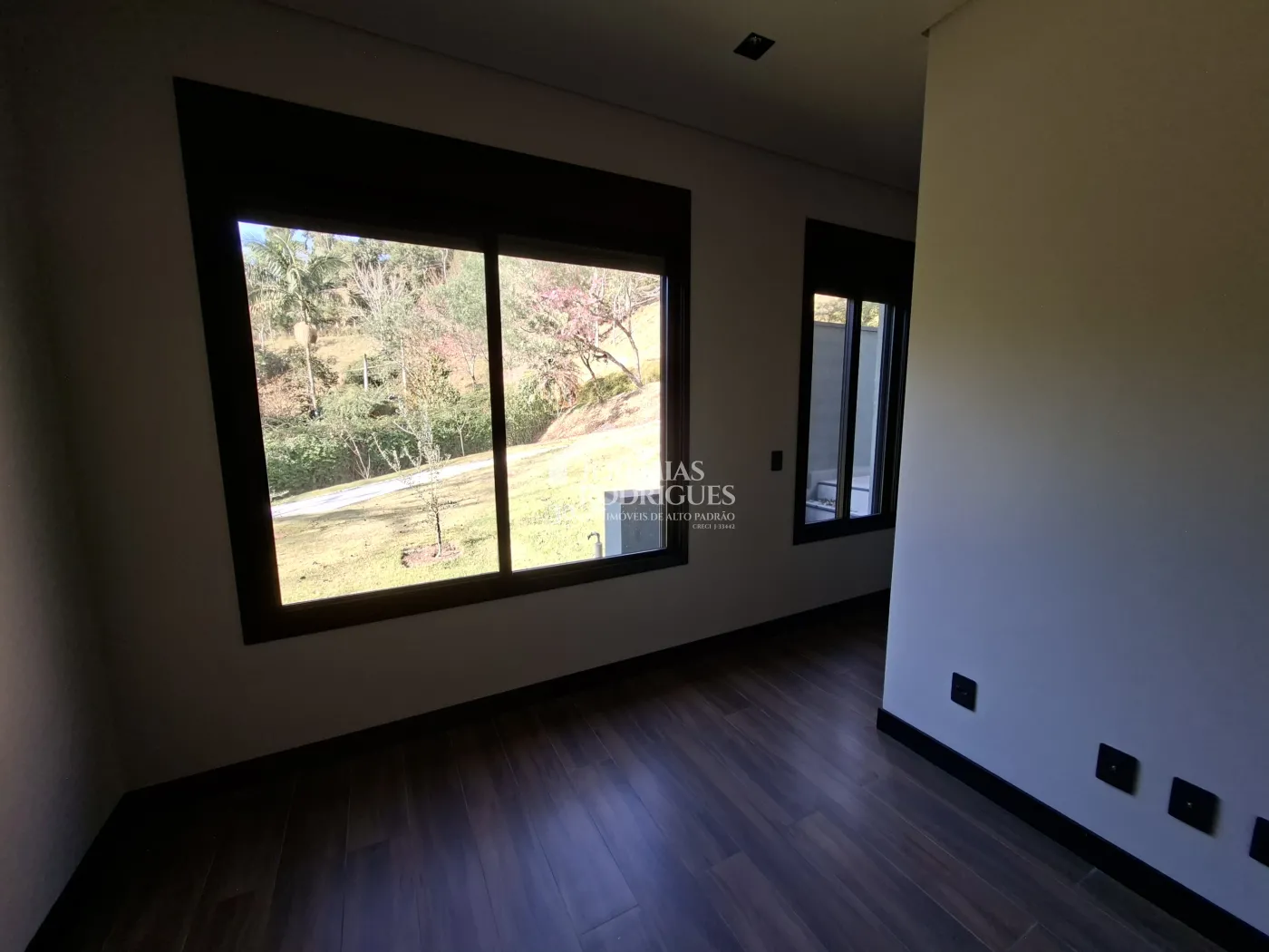 Casa à venda com 4 dormitórios, no Condomínio Parque da Mantiqueira em Santo Antônio do Pinhal/SP.