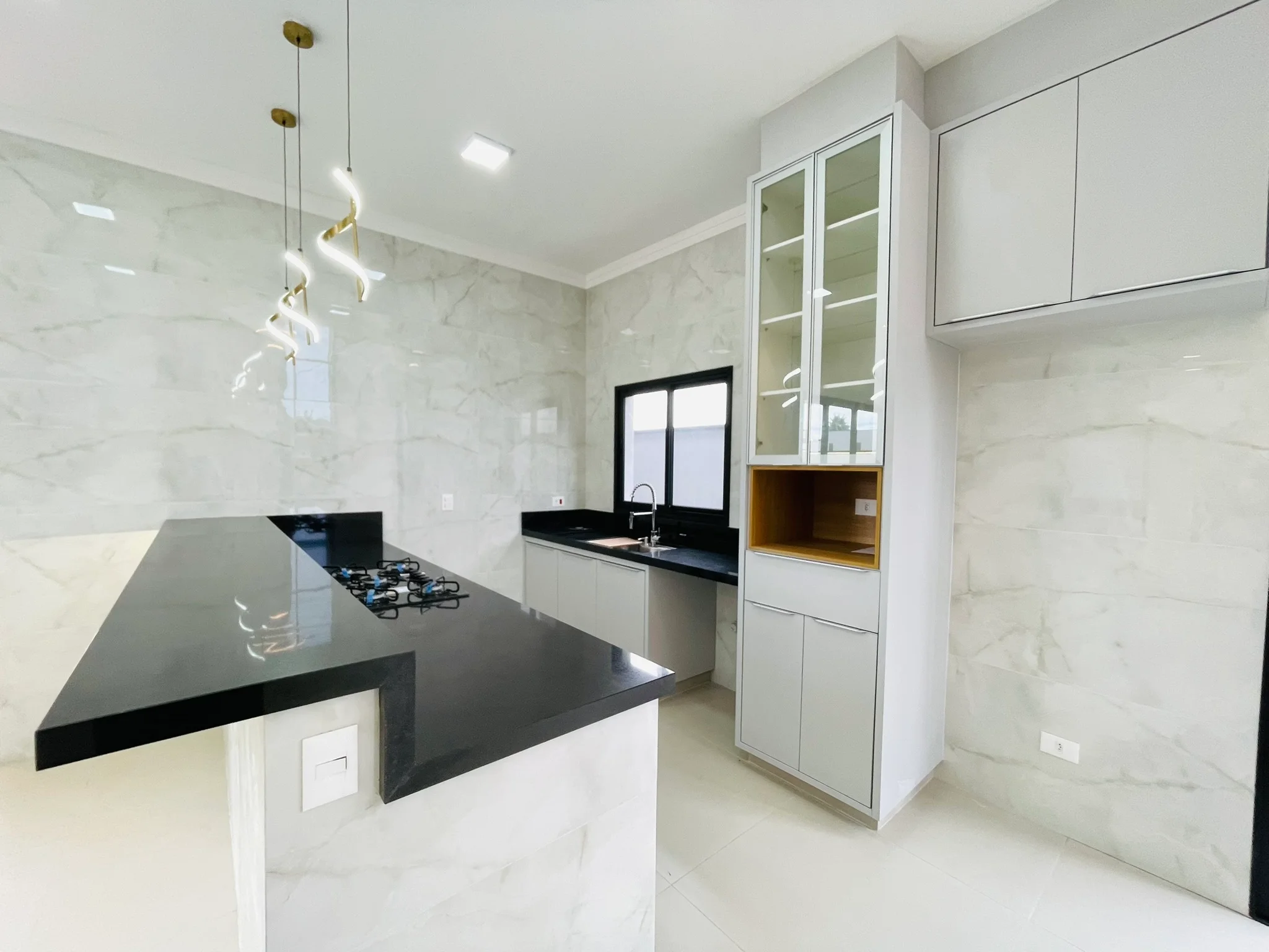 Casa à venda com 4 dormitórios no Condomínio Ouro Ville em Taubaté/SP.