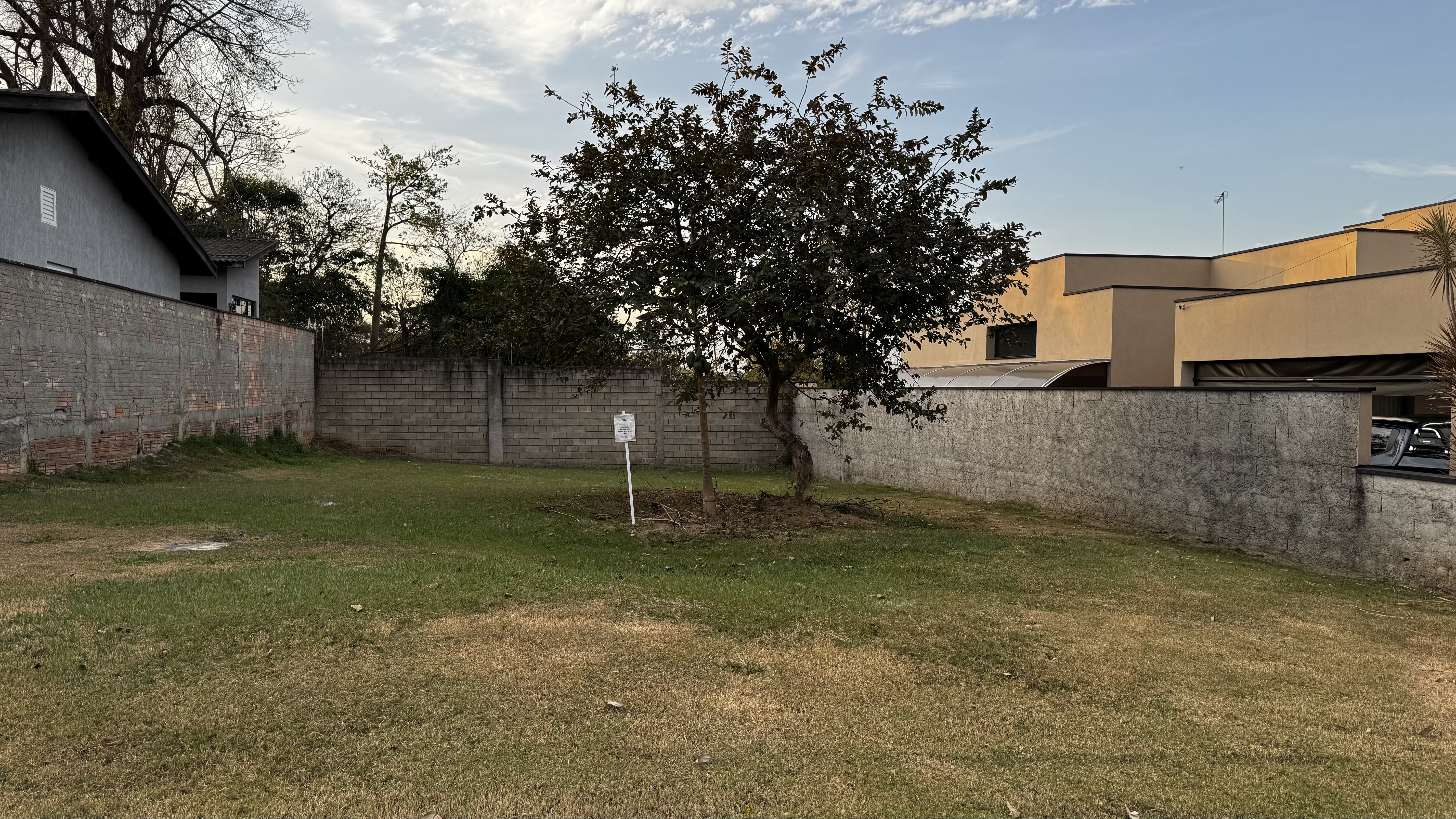 Terreno à venda com 423 m² no Condomínio Reserva dos Lagos em Pindamonhangaba/SP.