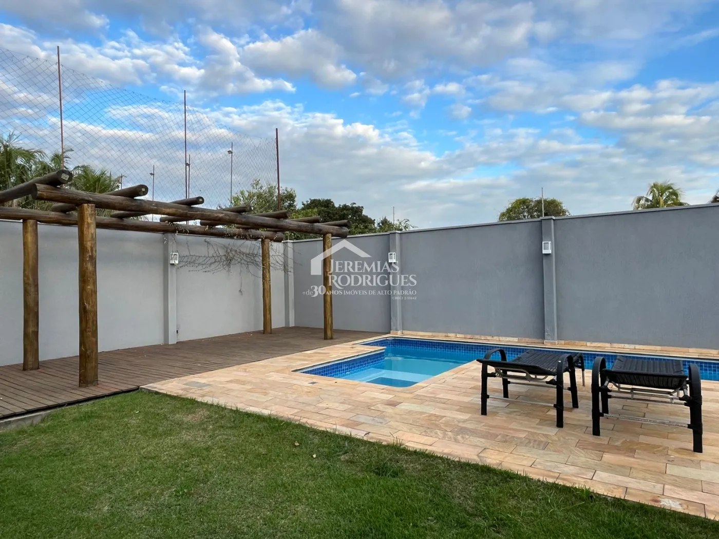 Casa assobradada à venda com 4 dormitórios no Condomínio Residencial Eldorado, em Tremembé/SP.