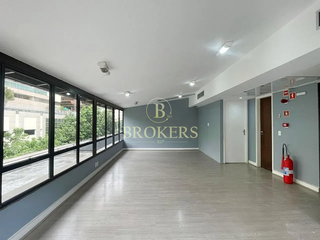 Prédio corporativo independente com 4 pavimentos em Botafogo