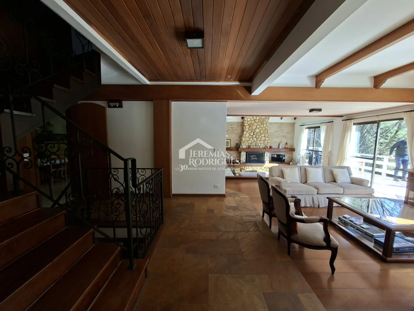 Casa à venda com 4 dormitórios no Condomínio Jardim Véu da Noiva em Campos do Jordão/SP.