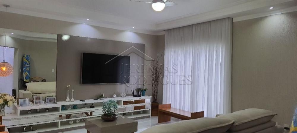 Casa à venda com 3 suítes no Condomínio Parque das Araucárias em Tremembé/SP.