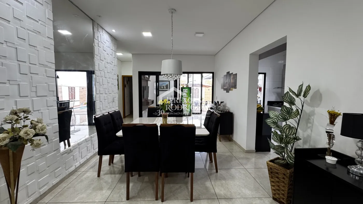 Casa à venda com 3 suítes no Condomínio Reserva dos Lagos em Pindamonhangaba/SP.