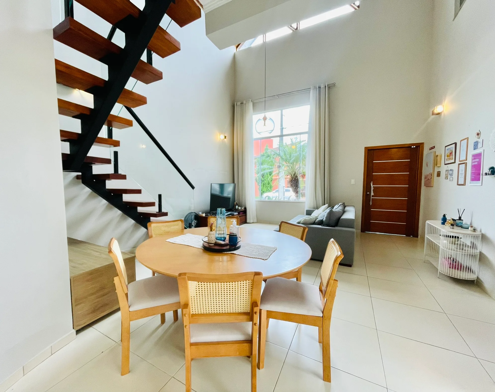 Casa à venda com 3 dormitórios no Condomínio Campos do Conde II em Tremembé/SP. 