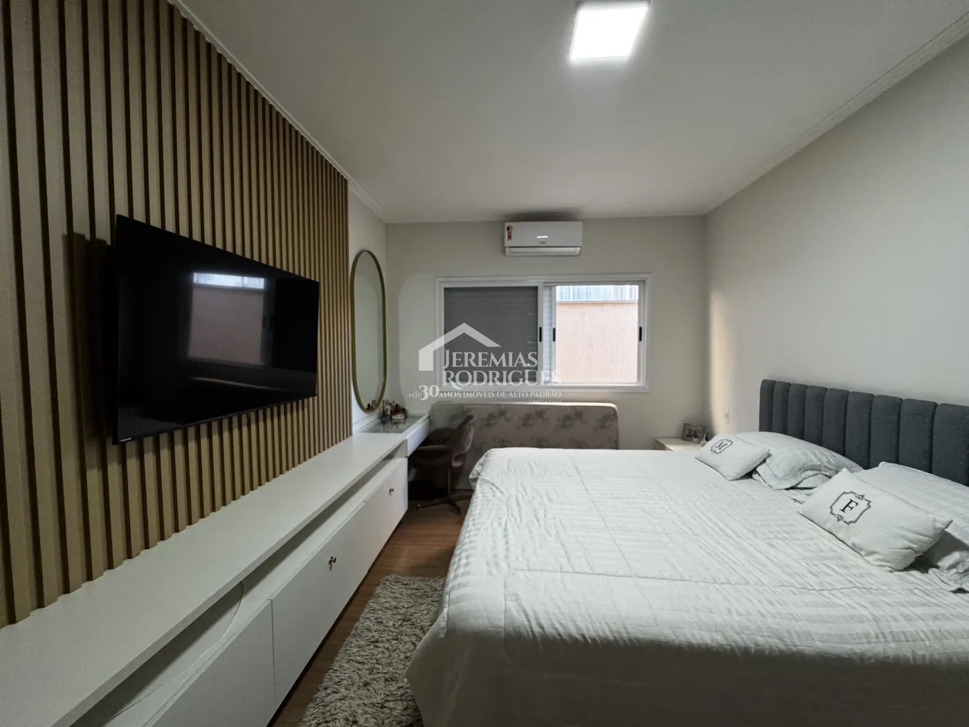 Casa à venda com 3 suítes no Condomínio Reserva dos Lagos em Pindamonhangaba/SP.