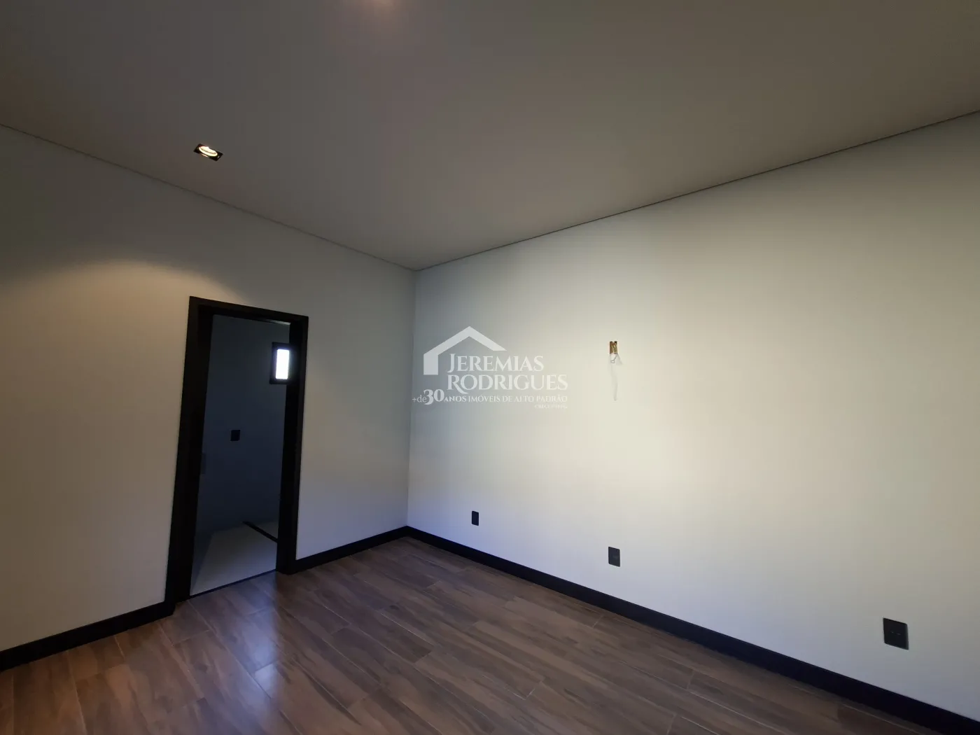 Casa à venda com 4 dormitórios, no Condomínio Parque da Mantiqueira em Santo Antônio do Pinhal/SP.