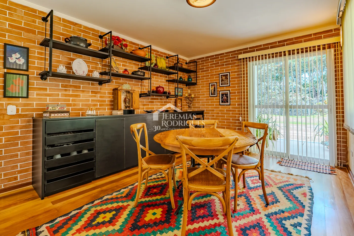 Casa assobradada à venda com 3 dormitórios no Condomínio Parque da Mantiqueira em Santo Antônio do Pinhal/SP.