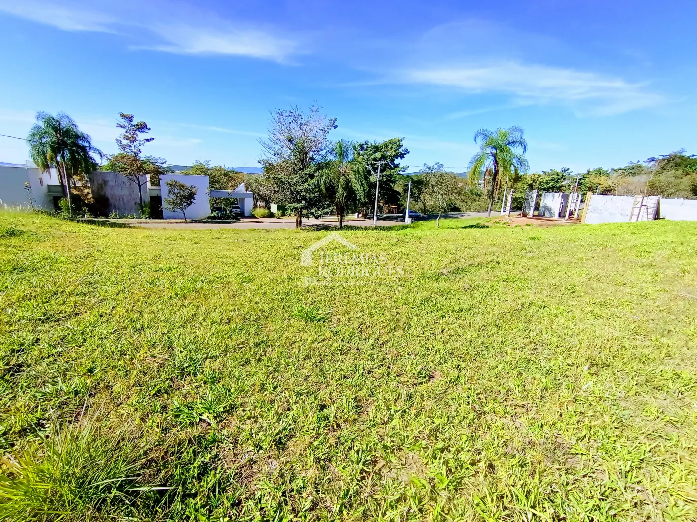 Terreno à venda com 1.139 m² no Condomínio Altos do Cataguá em Taubaté/SP.