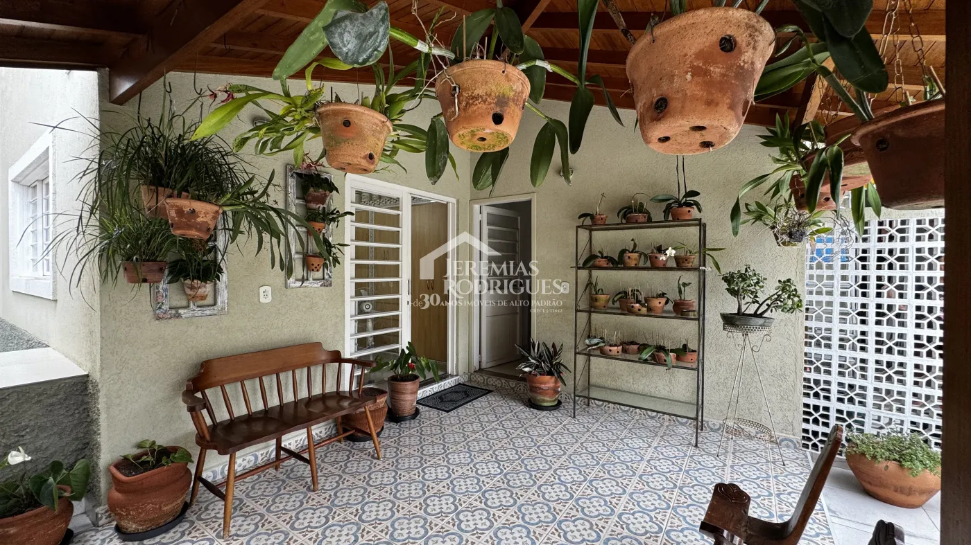 Casa assobradada à venda com 4 dormitórios no Condomínio Jardim das Hortênsias em Taubaté/SP.