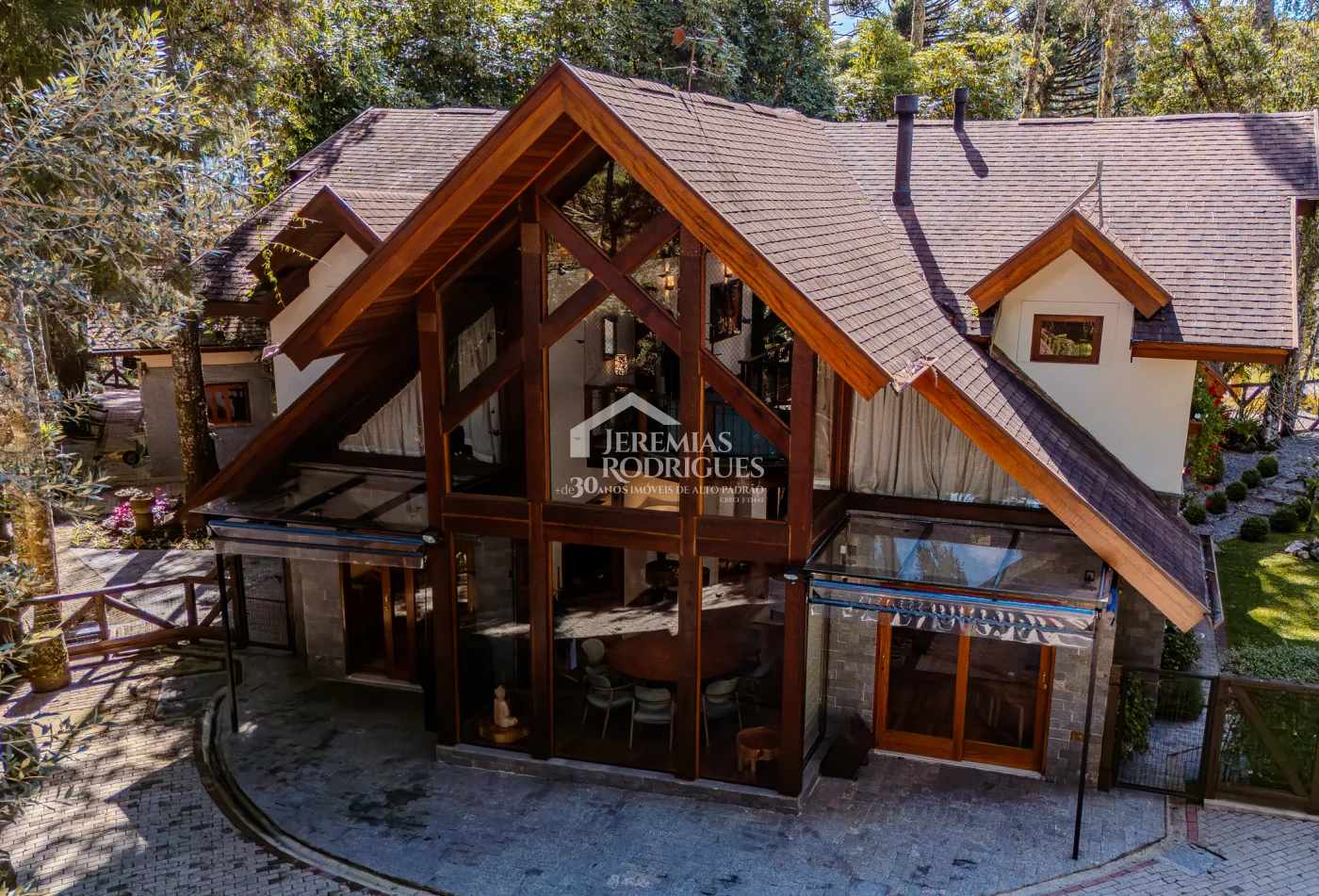 Casa à venda com 3 suítes no Condomínio Reserva Figueiredo em Campos do Jordão/SP.