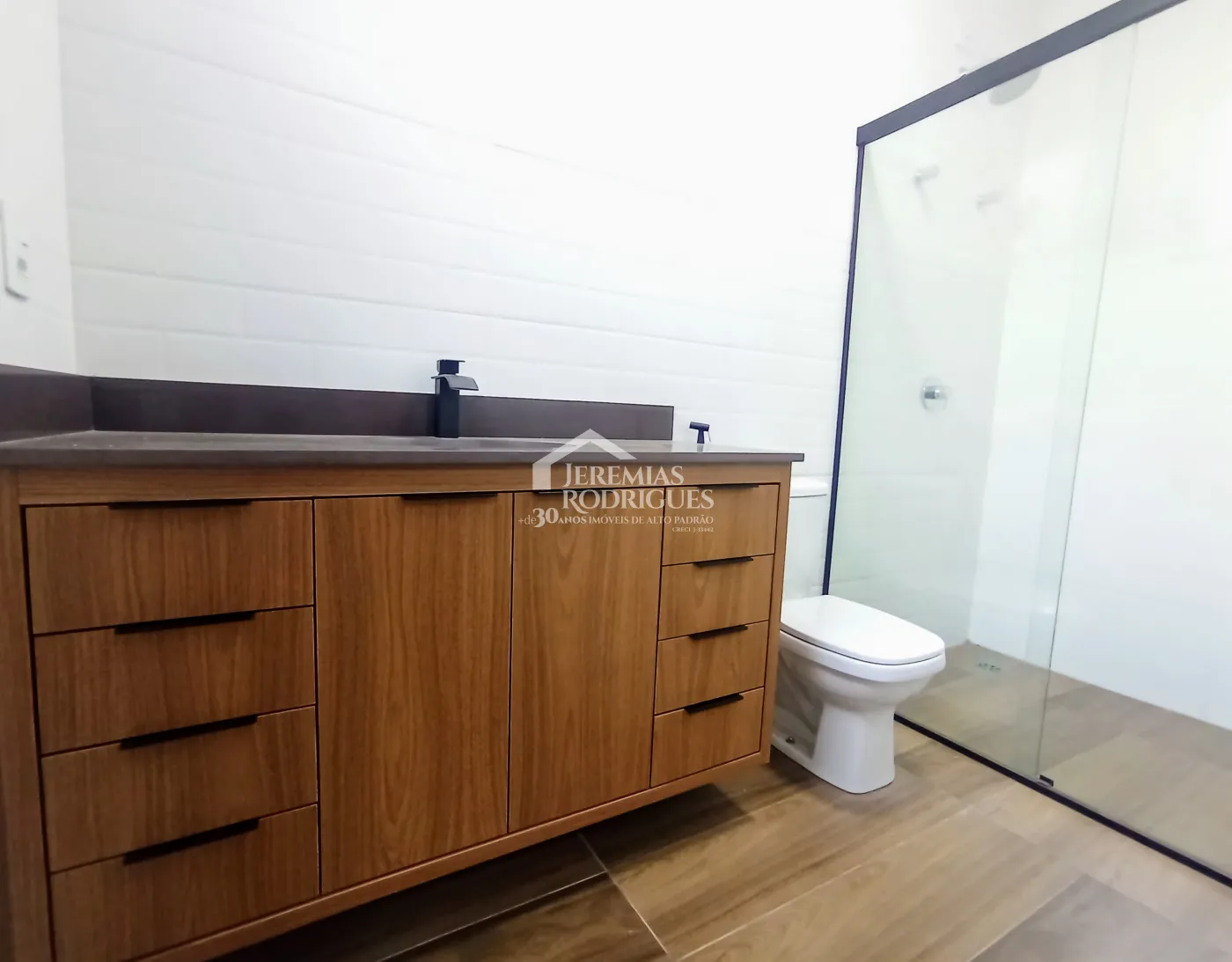 Casa à venda com 3 suítes no Condomínio Campos do Conde II em Tremembé/SP.