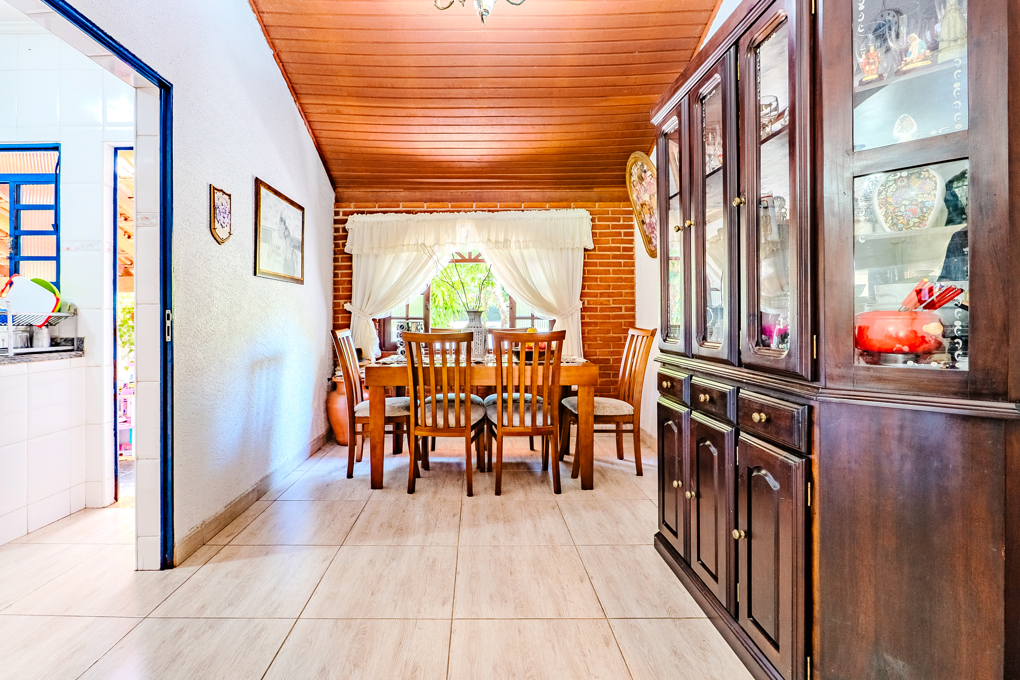 Casa à venda com 4 dormitórios no Condomínio Village Paineiras em Pindamonhangaba/SP.