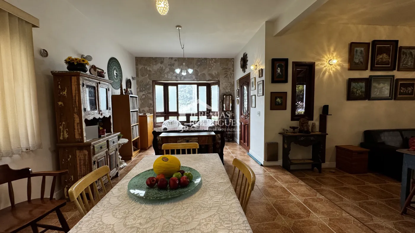 Casa assobradada à venda com 4 dormitórios no Condomínio Jardim das Hortênsias em Taubaté/SP.