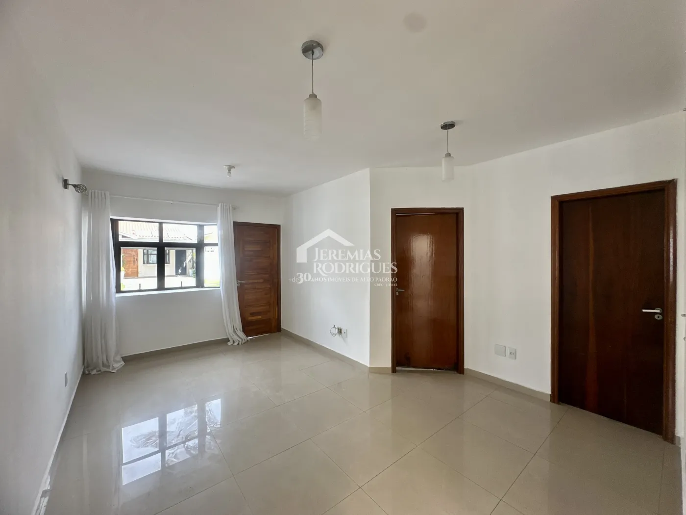 Casa para venda e locação com 4 dormitórios no Condomínio Alto dos Pinheiros em Taubaté/SP.