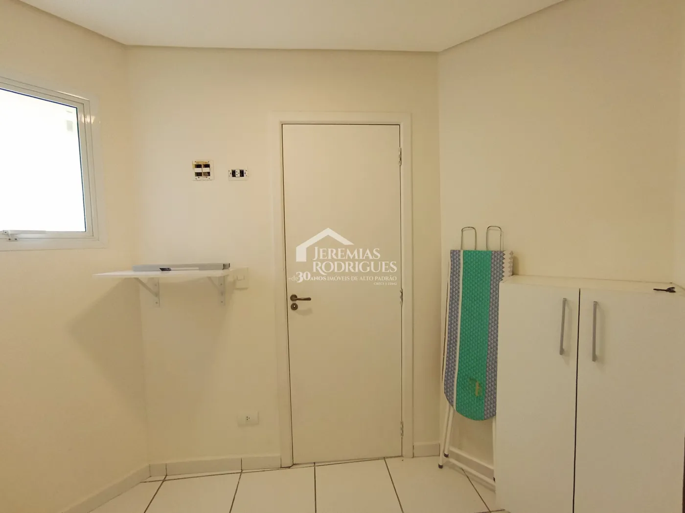Apartamento duplex à venda com 4 suítes, 401 m² no Condomínio Chateau D Amboise em Campos do Jordão/SP.