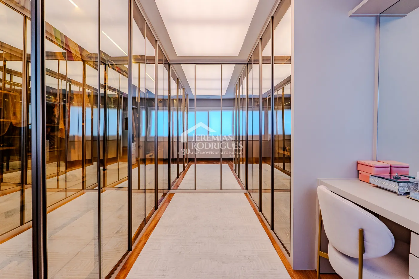 Casa à venda com 4 suítes no Condomínio Taubaté Village em Taubaté/SP.