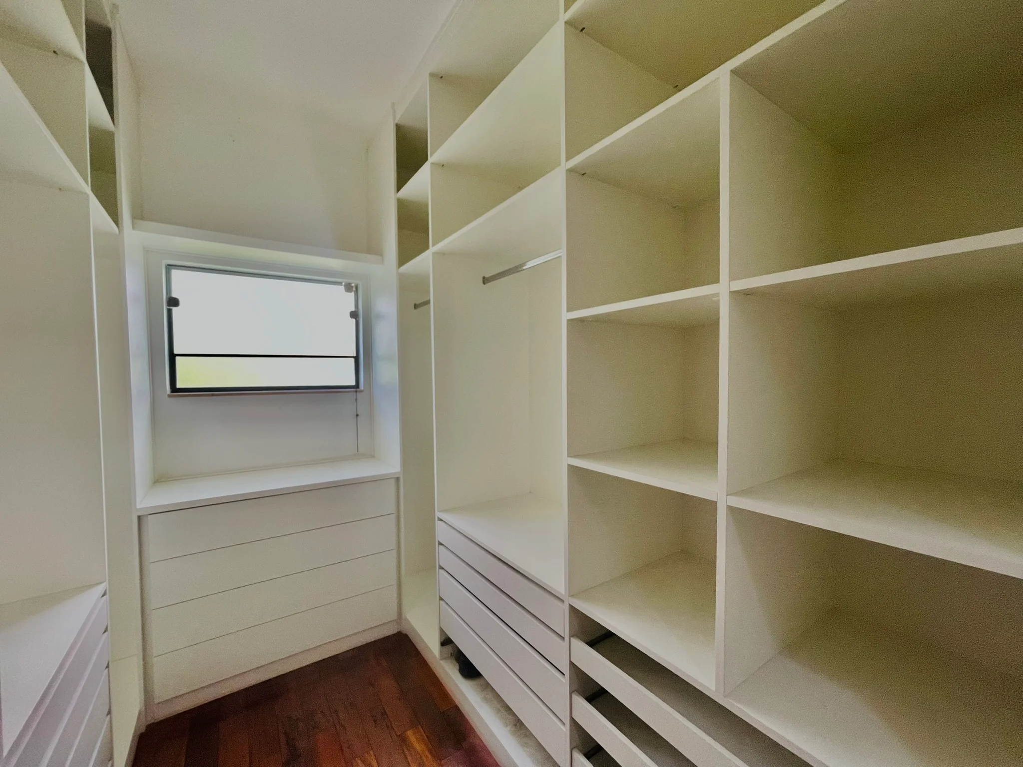 Casa à venda com 4 dormitórios no Condomínio Real Ville em Pindamonhangaba/SP. 