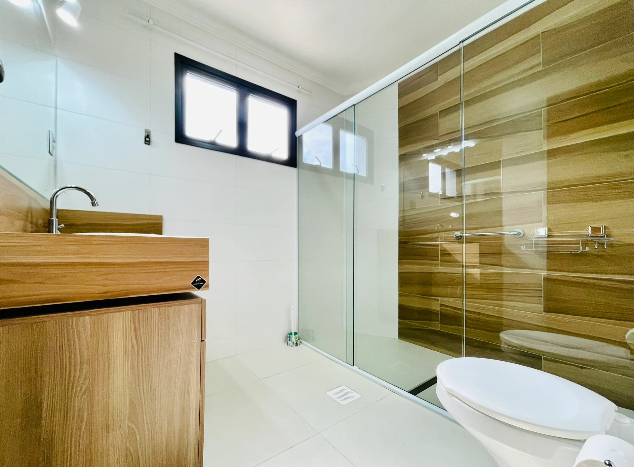 Apartamento para venda com 5 dormitórios no Edifício Olimpia em Taubaté/SP. 