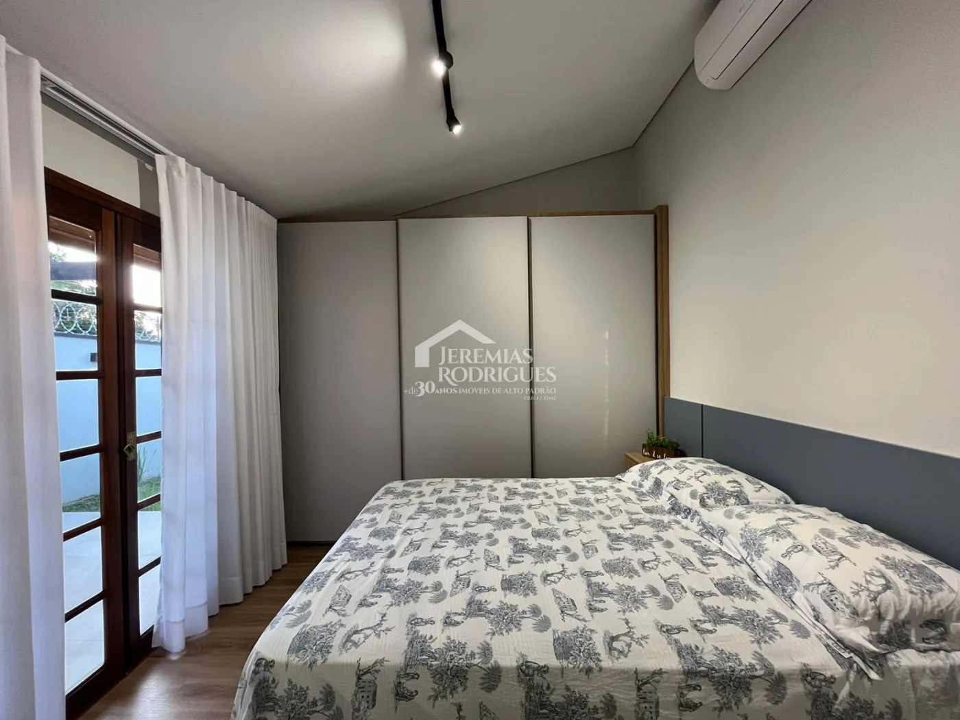 Casa à venda com 2 suítes no bairro Quiririm em Taubaté/SP.
